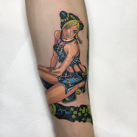 Vibrante tatuaje de Jolyne Cujoh de JoJo's Bizarre Adventure: Stone Ocean, en colores vivos y detalles intrincados. Tatuaje de Yana Evans (Evans Ink).