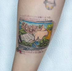 Tatuaje del choque de puños entre Naruto y Sasuke de Naruto Shippuden, con el monumento al Hokage al fondo, realizado por la tatuadora Yana Evans (@evans.ink)