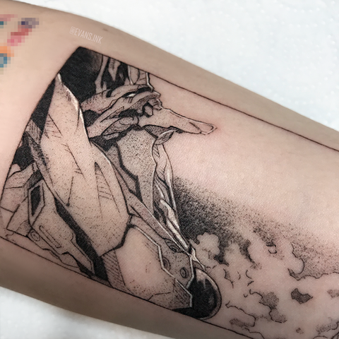 Tatuaje en negro y gris de la Unidad-01 de Evangelion en estilo manga de trazo fino con humo y sombreado dinámico por Yana Evans @evans.ink