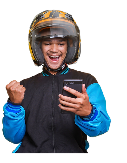 Cliente feliz da Mó Fácil comemorando a facilidade de alugar uma moto - descubra a conveniência dos nossos aluguéis acessíveis.