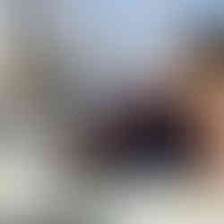 ado qui regarde son téléphone pendant son temps de travail scolaire