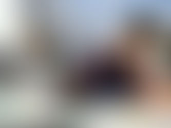 adolescent qui ne travaille pas assez scolairement et qui regarde son téléphone