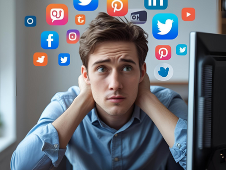 Jeune personne assise devant un écran d'ordinateur, l'air perdu et distrait, avec des icônes de réseaux sociaux et de jeux flottant, symbolisant la procrastination et la difficulté à se concentrer.