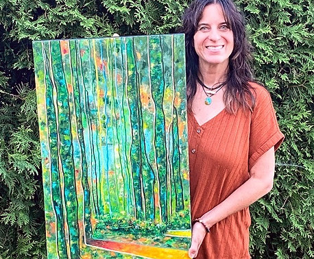 Nathalie Arsenault tenant une de ses toiles