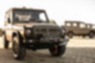 Puch G im Abendlicht auf einem Hof. Andere G-klassen sind im Hintergrund