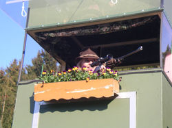 Jägerin mit Jagdkanzel