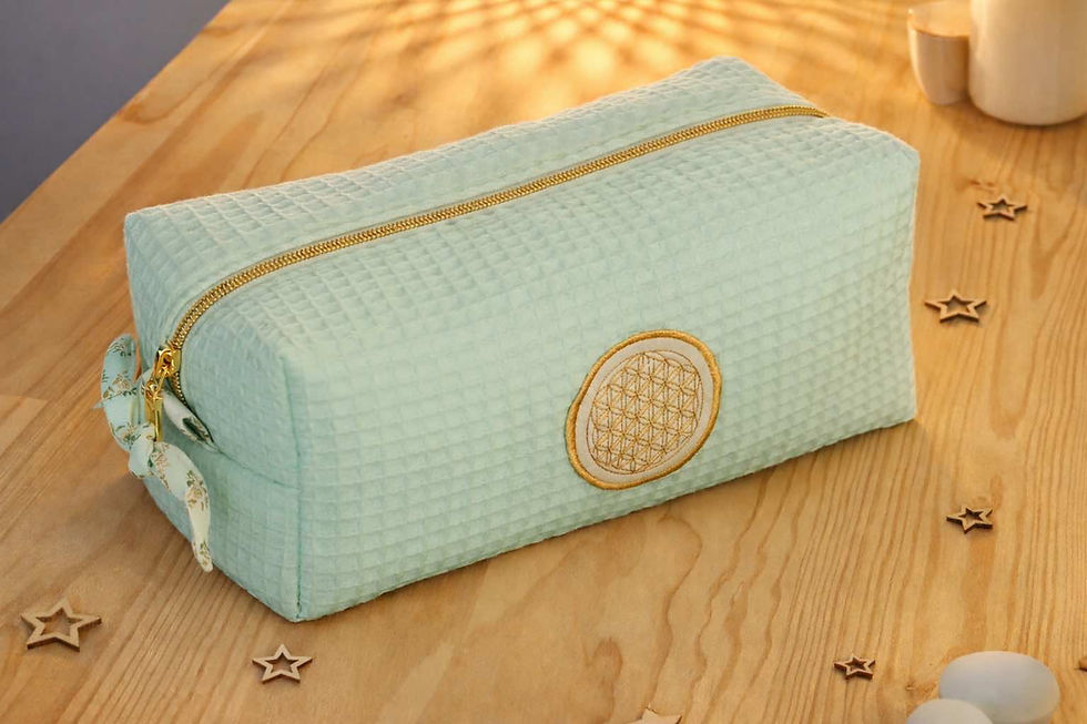 Trousse de toilette vert menthe avec broderie