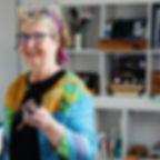 Photo représentant Sophie Logeay, artiste peintre plasticienne. Sur la photo, Sophie est souriante et tient un pinceau. 
