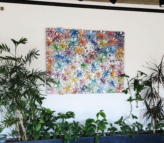 קופסת פרחים צבעונית לקיר