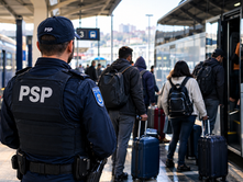 PSP reforça atenção a imigrantes em situação irregular que chegam a Lisboa e Porto de comboio e autocarro