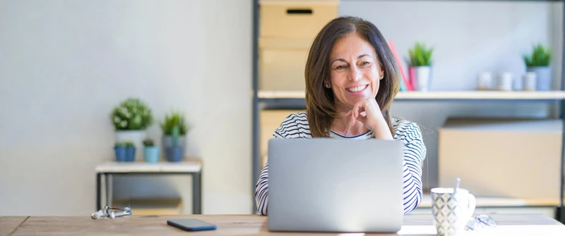 Family member learning from Amanda Burnby neurological physiotherapist who teaches families about dementia and how to support their loved one focusing on strengths, cognitive therapy and wellbeing through dementia education for families by Dementia ConnectEd