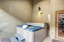Silverbelle-1115-hot-tub-close