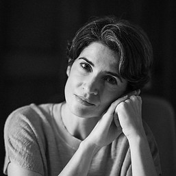 Retrato en blanco y negro de la autora Raquel Montes Torralba
