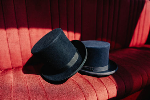 Details van hoeden op een trouw 