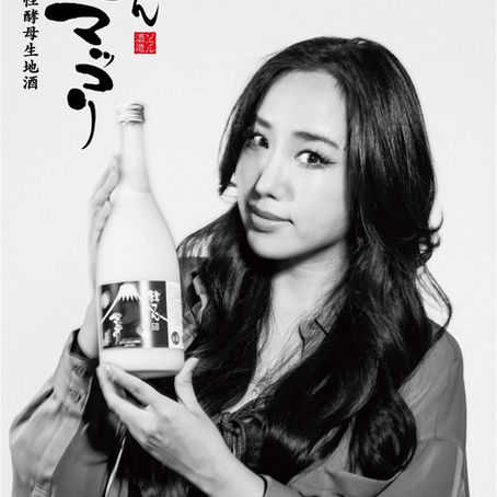 韓さん生マッコリを紹介する女性