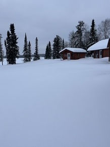 Petit chalet entouré d'un vaste paysage enneigé