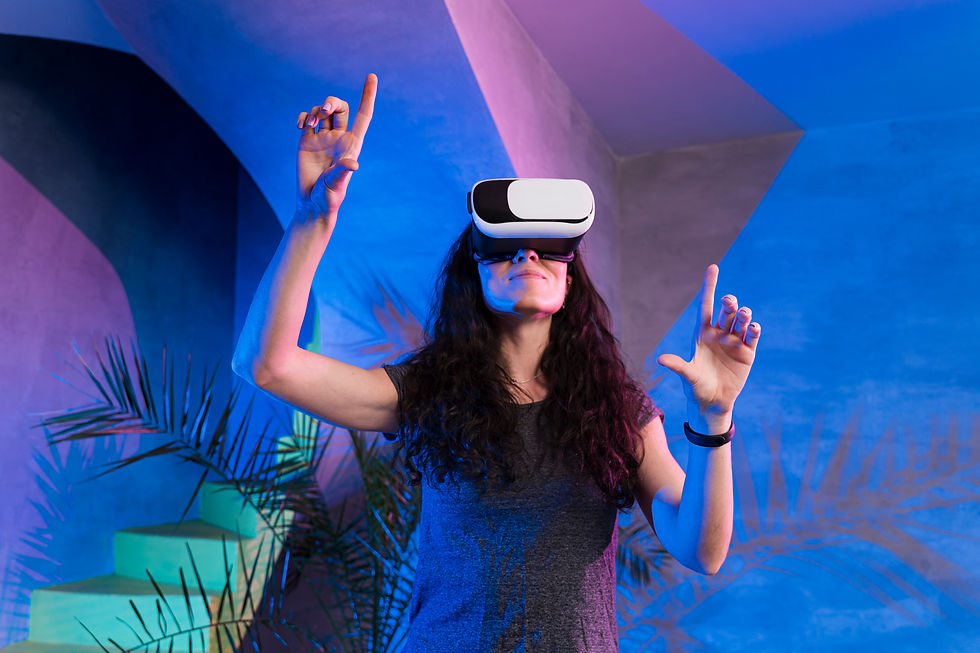Imagem ilustrativa de uma pessoa usando óculos de realidade virtual durante um evento, demonstrando o uso da tecnologia de realidade virtual para aprimorar a experiência dos participantes.