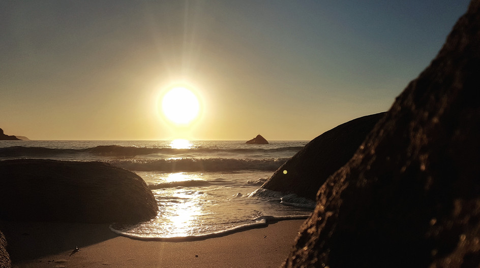 O sol que nasce na Praia do Caixa D'Aço.