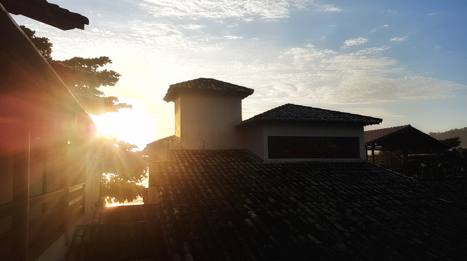 Amanhecer no prédio lateral.