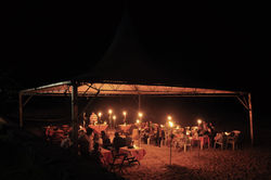 Tenda p/casamento montada na praia