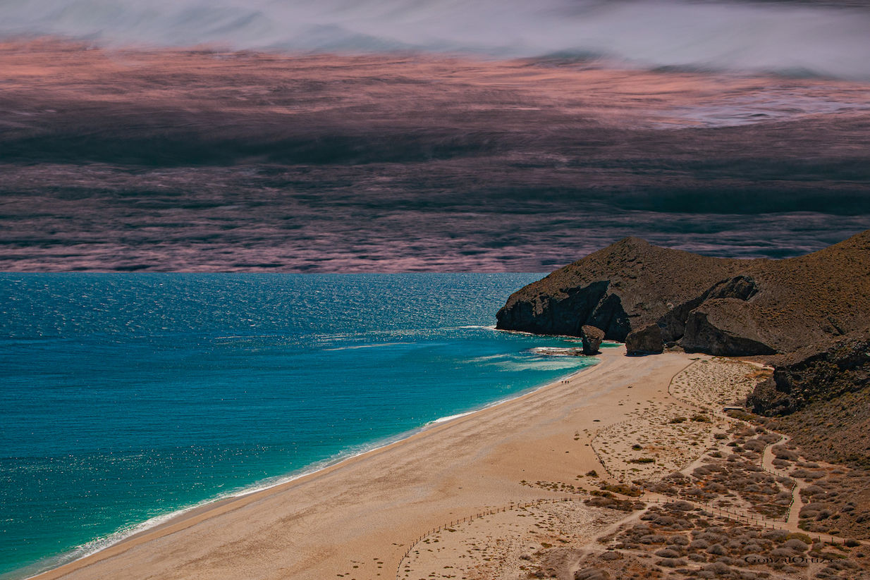 Playa de los Muertos. Mar cabrilleada.