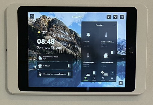 Loxone-Bedientablet an der Wand im Wohnhaus Wettstetten – die zentrale Visualisierung im täglichen Einsatz