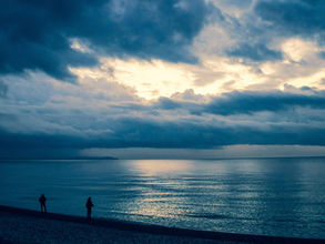 Korea’s Sea Made Even More Alluring by the Cold Ocean Breeze