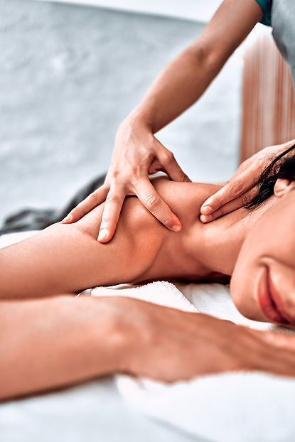 massagista-fazendo-massagem-no-corpo-da-mulher-no-salao-de-spa-conceito-de-tratamento-de-b