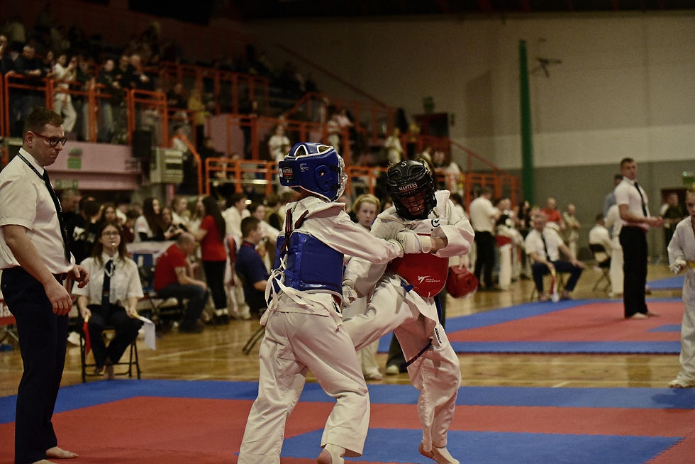 Kacper Lemiecha wygrywa ćwierćfinał z wymagającym rywalem mocnymi Mawashi-Geri Gedan.