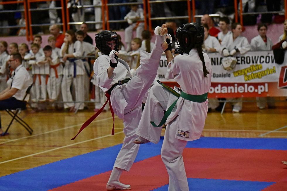 Martyna Cichocka w półinale wykonuje Mae-Geri Jodan