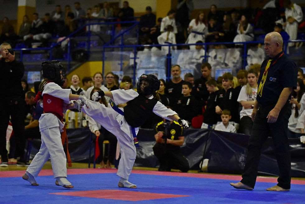 Iga Majczak wykonuje Yoko-Geri-Chudan