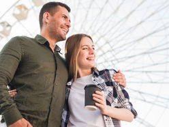 ¿Tener más dinero ayuda a encontrar pareja? Esto dice la ciencia