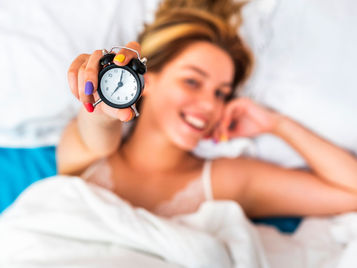 ¿Por qué te despiertas antes que suene la alarma? La ciencia lo explica
