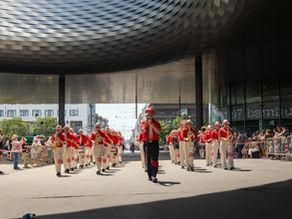 Sonne Tanken an der Basel Tattoo Parade