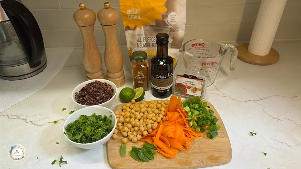 Ingrédients pour falafels sans gluten sur planche à découper : pois chiches, riz, carotte, persil, menthe, oignons verts et épices