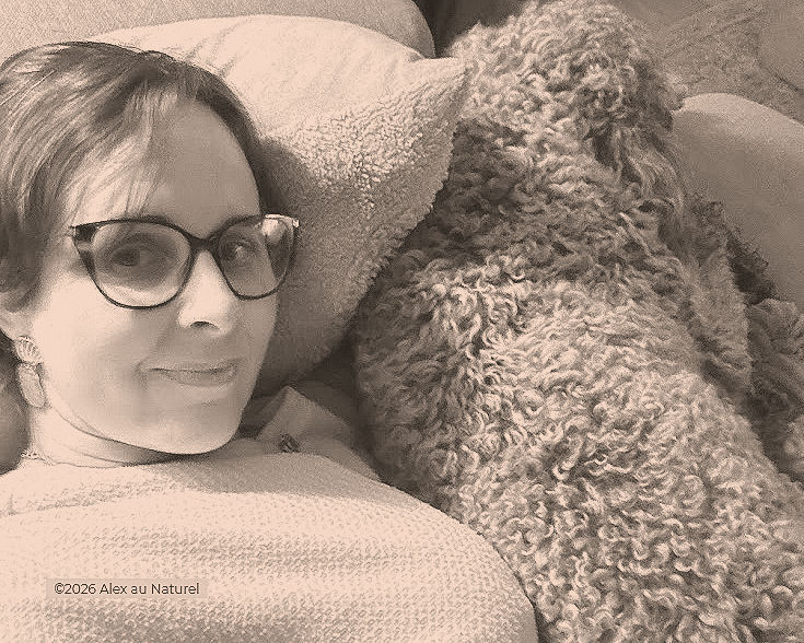 Alex au Naturel allongée sur un divan, moment de repos avec son caniche royal Malo, dans le cadre de sa routine pour apaiser douleurs chroniques et inflammation.