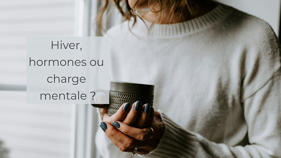 femme avec une tasse assise près d'une fenêtre