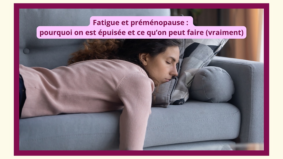 Femme épuisée effondrée sur un canapé gris, illustrant la fatigue chronique de la préménopause — symptômes hormonaux, manque d'énergie et troubles du sommeil liés aux fluctuations des œstrogènes et de la progestérone.