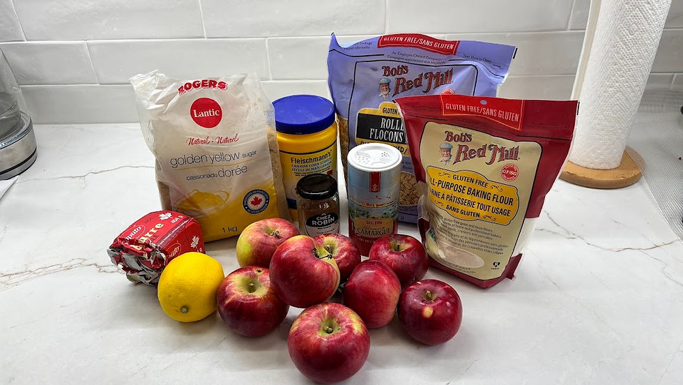 Ingrédients pour la croustade aux pommes sans gluten : pommes, citron, cassonade, fécule de maïs, cannelle, sel, flocons d'avoine et farine sans gluten sur un comptoir