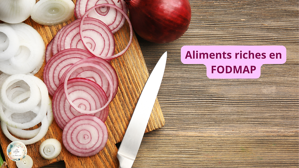Oignon rouge et oignon blanc tranchés sur une planche de bois avec un couteau, exemples d'aliments riches en FODMAP à limiter.