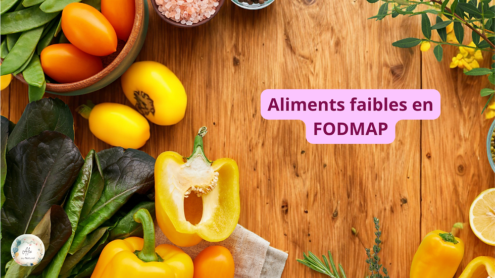 Poivrons jaunes, tomates cerises et laitue frais sur une table en bois, exemples d'aliments faibles en FODMAP à privilégier.