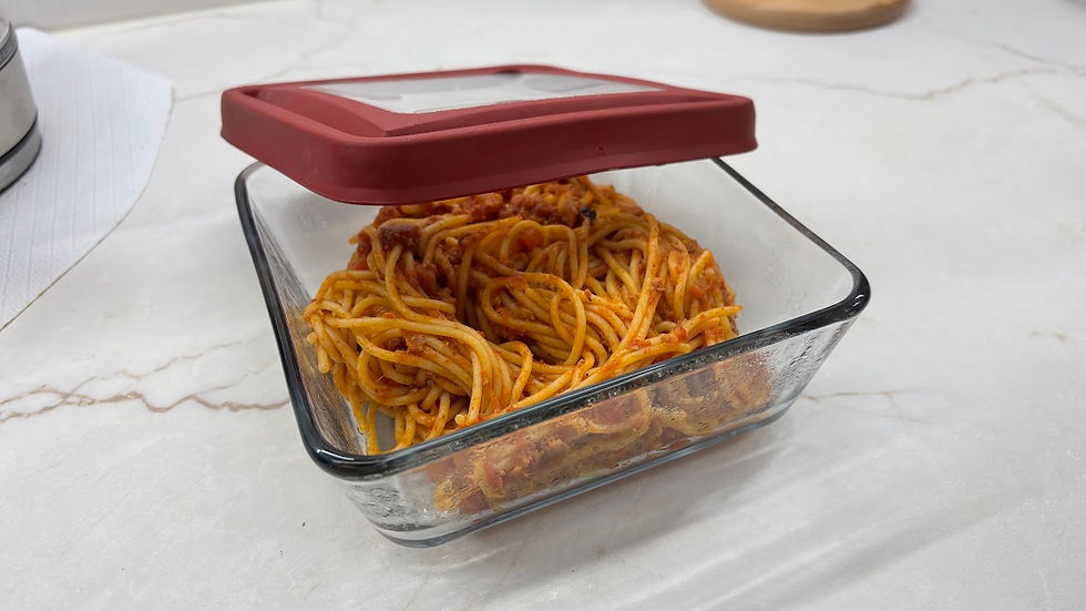 Contenant de restes de spaghetti sur le comptoir, quotidien qui change quand on cuisine encore pour tout le monde