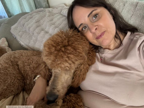 Alex et Malo le chien se font un câlin sur le sofa, un réconfort psychologique après un diagnostic de maladie cœliaque
