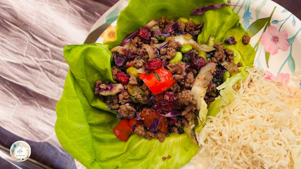 Wraps de laitue au bœuf épicé, sirop d'érable et canneberges séchées, servis avec du riz dans une assiette fleurie