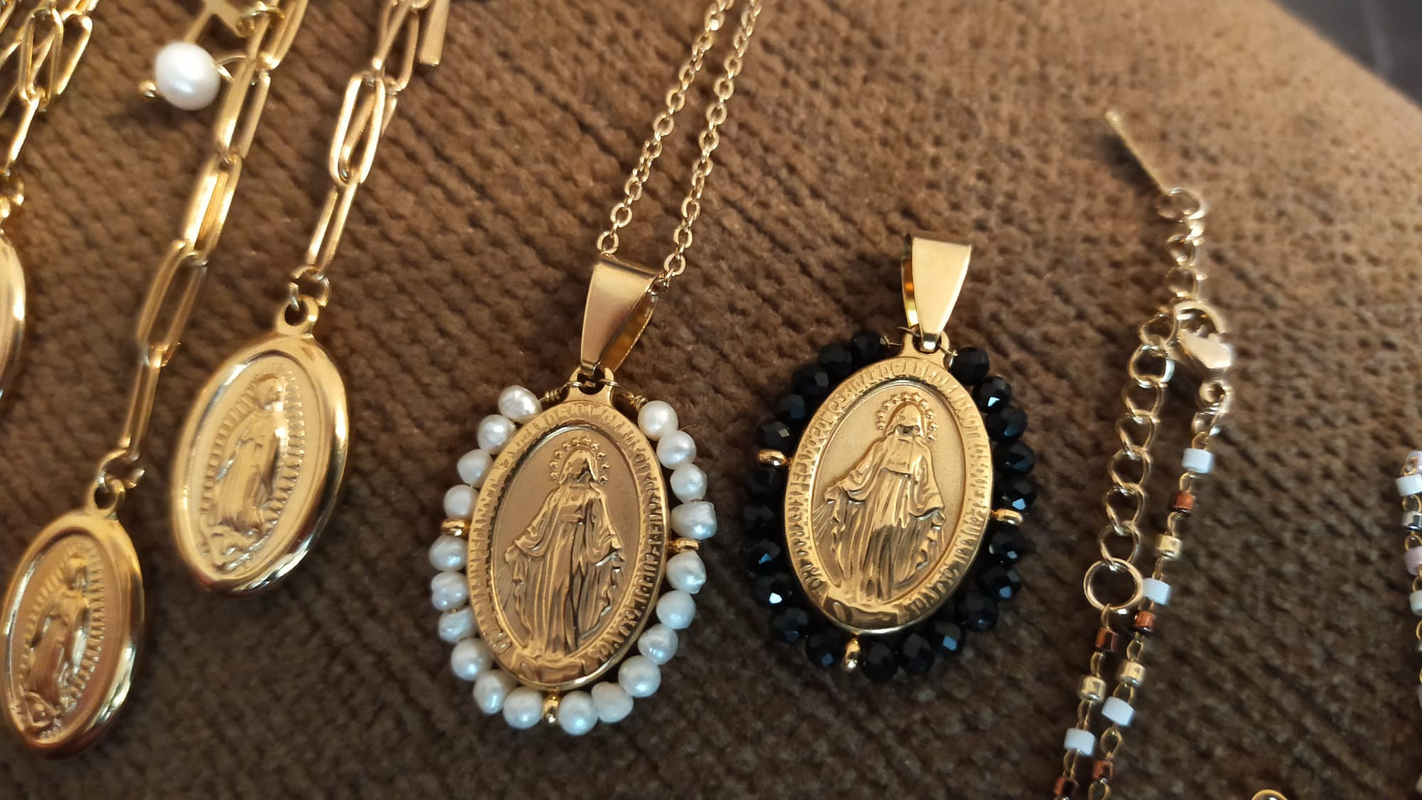 Colgante Medalla Milagrosa con perlitas blancas alrededor con cadena dorada