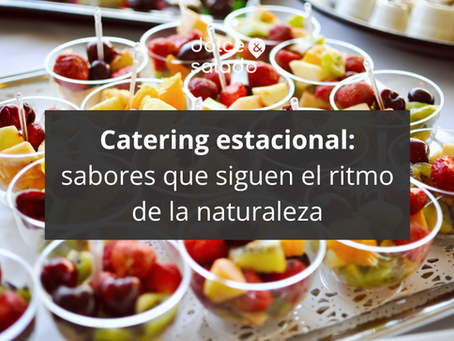 Mesa de catering de temporada con platos frescos, coloridos y elaborados con ingredientes locales.