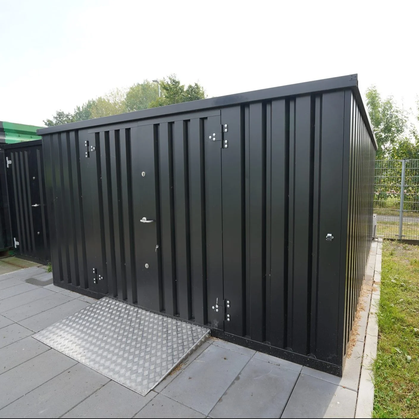 Grand conteneur de stockage modèle standard 6 x 4 mètres