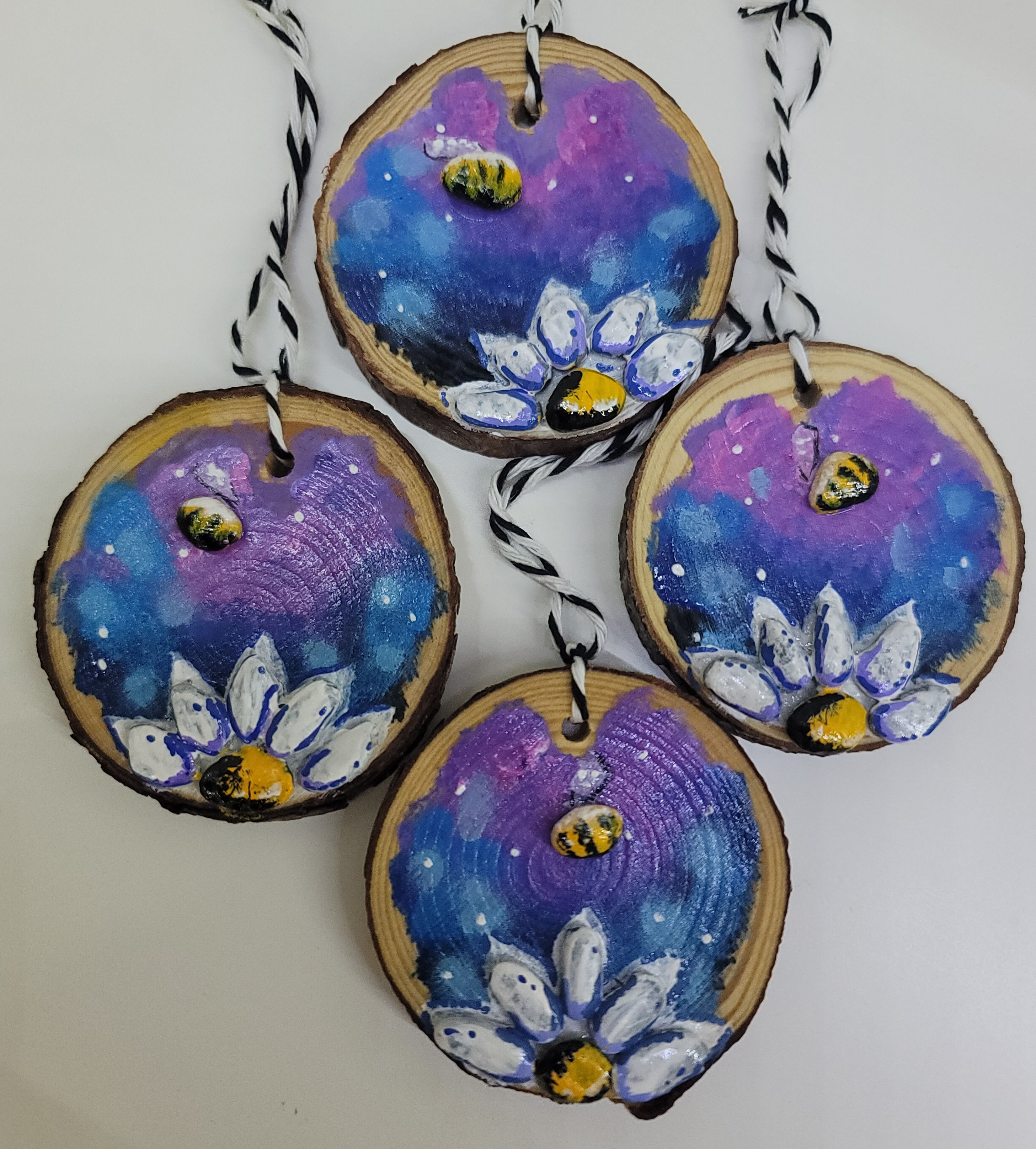 Small Hand Painted Daisy/Bee Hanging Wood Slice