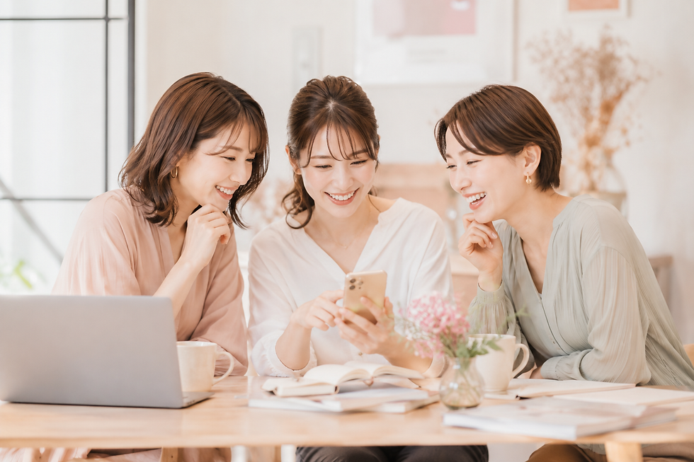 SNS運用初心者向けの勉強会で、楽しそうにスマホを見る女性たち。
