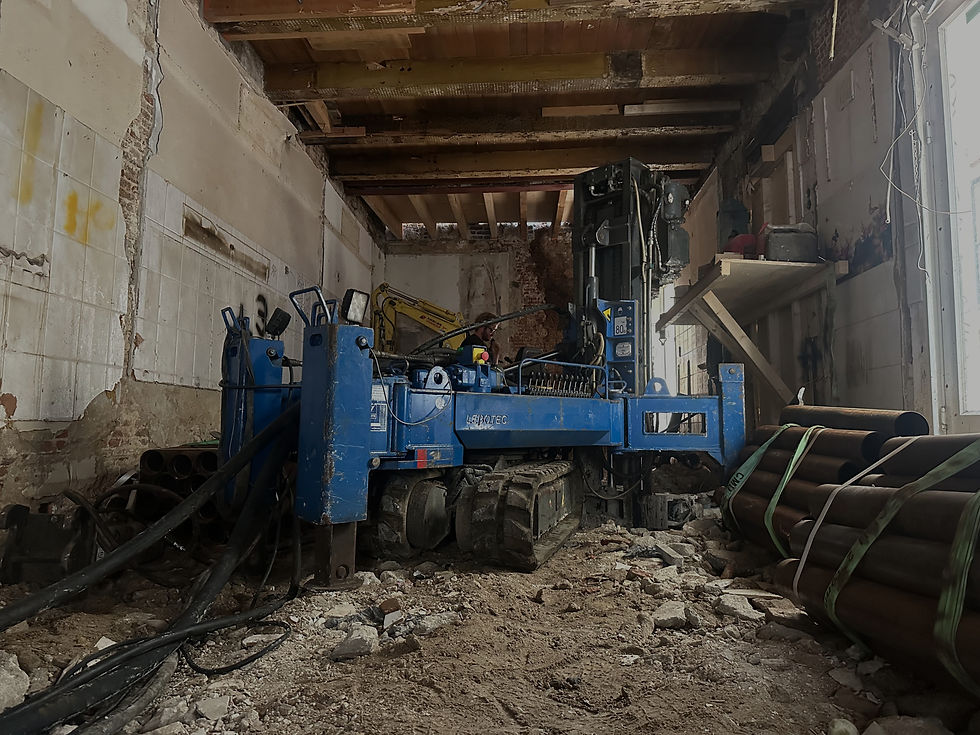 Een compacte boorstelling in een kleine ruimte voor funderingsherstel en schroefinjectiepalen